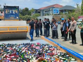 Kapolres Tanah Bumbu Pimpin Pemusnahan 2.946 Botol Miras